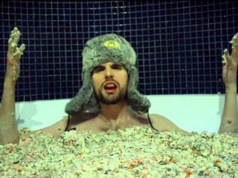 Стоп-кадр из клипа Noize MC на песню «Jingle Bells».